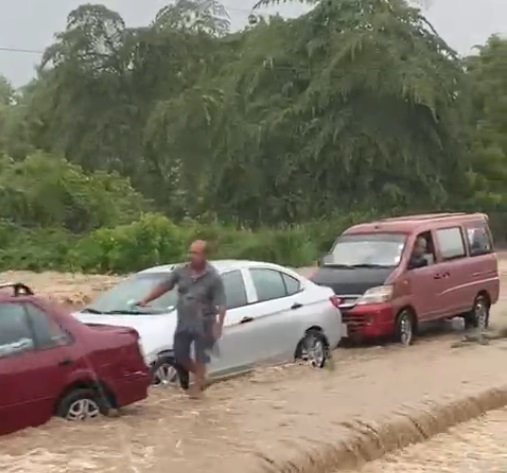 Captura de pantalla muestra el grave riesgo que conllevaba el paso vehicular en La Camarona.