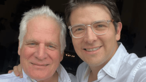 Miguel Uribe Turbay junto a su padre Miguel Uribe Londoño.