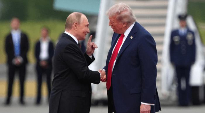 presidentes Donald Trump y Vladimir Putin, después de 6 años, se reúnen para decidir sobre el futuro de una guerra.