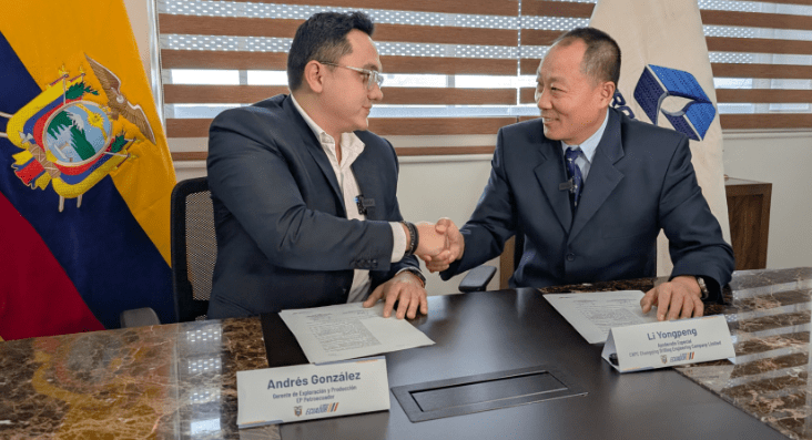Andrés González, gerente de Exploración y Producción de Petroecuador, y Li Yongpeng, representante de la empresa china CNPC. Foto:Petroecuador