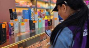 Una agente del Arcsa inspecciona productos en local de la Bahía.