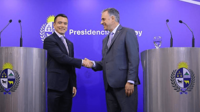 El presidente de Uruguay, Yamandú Orsi, estrecha la mano con su homólogo de Ecuador, Daniel Noboa
