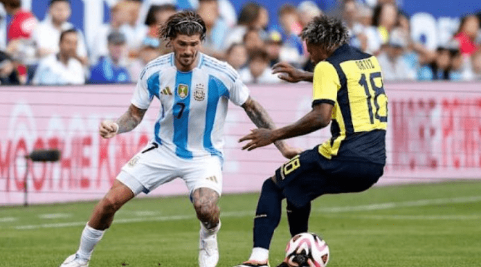 Rodrigo de Paul (izquierda) traslada el balón ante la marca de Joao Ortiz, de Ecuador, en la Copa América de Estados Unidos 2024. (AFP)