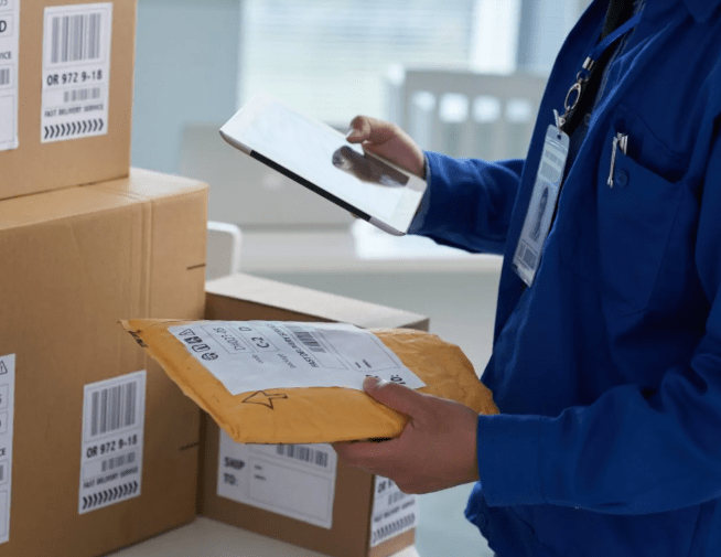 Entrega de paquetes y cajas en una encomienda