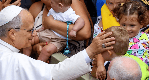 El papa León XIV bendice a un niño
