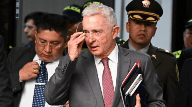 Expresidente colombiano Alvaro Uribe a la salida del juzgado