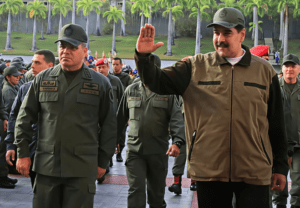 El general Vladimir Padrino López y Nicolás Maduro. Ambos son señalados como las cabezas de la estructura del Cartel de los Soles.