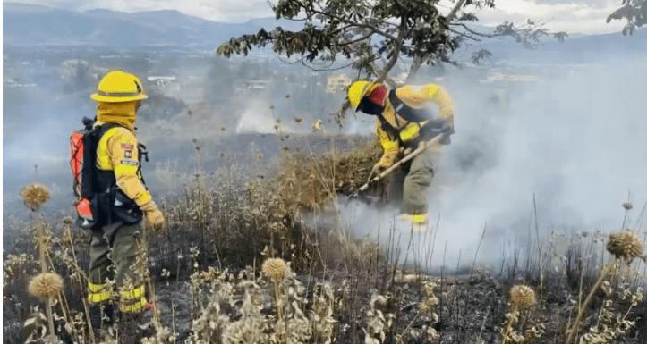 Bomberos extinguen un incendio forestal en Nayón, parroquia rural de Quito.