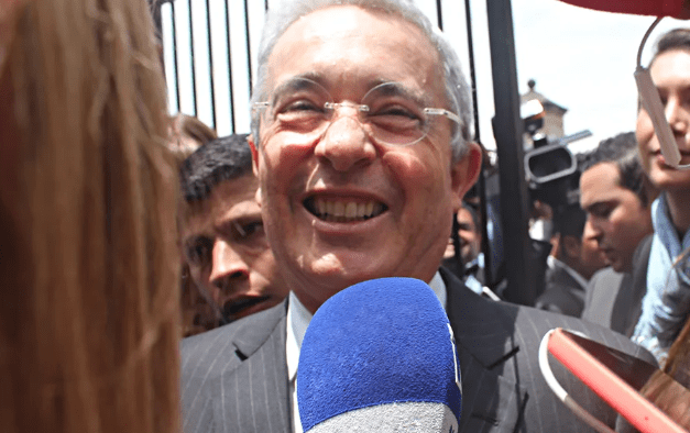 Alvaro Uribe Carcelero dame ya mi libertad