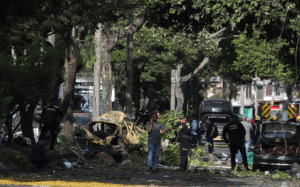 Miembros de las fuerzas de seguridad colombianas inspeccionan la zona donde explotó una bomba en Cali, Colombia, el 21 de agosto de 2025. IUSEF