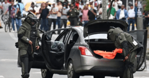 La policía en Cali buscó más explosivos en otros vehículos.
