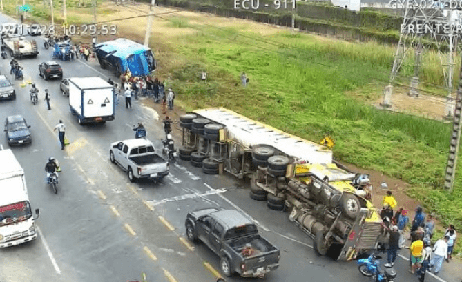 Volcamiento de tráiler y bus en la vía a Daule (Foto de archivo: ECU911)