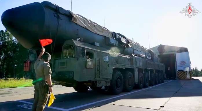 Lanzador ruso de misiles balísticos estratégicos RS-24 Yars sale de un hangar durante un simulacro en Ivanovo, Rusia
