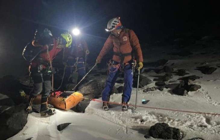 Equipos de rescate del Cuerpo de Bomberos de Cayambe recuperaron el cuerpo del turista fallecido.