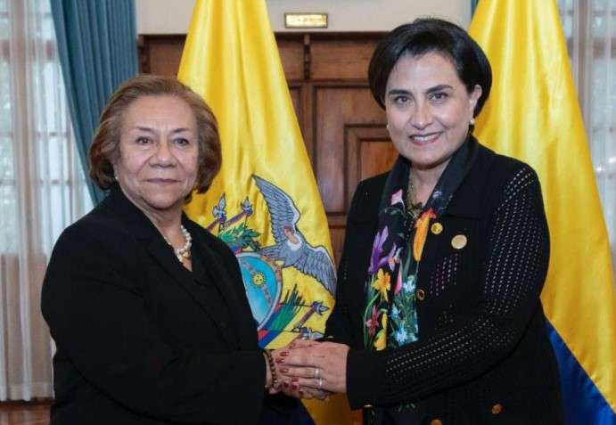 La ministra de Relaciones Exteriores y Movilidad Humana del Ecuador, Gabriela Sommerfeld, y la canciller encargada de Colombia, Rosa Yolanda Villavicencio