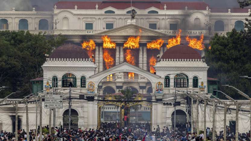FotoNarendra Shrestha / EFE / EPA Para hacer uso de este contenido cite la fuente y haga un enlace a la nota original en https://www.primicias.ec/internacional/protestas-nepal-generacionz-quema-parlamento-ministros-renuncias-muertos-104740/