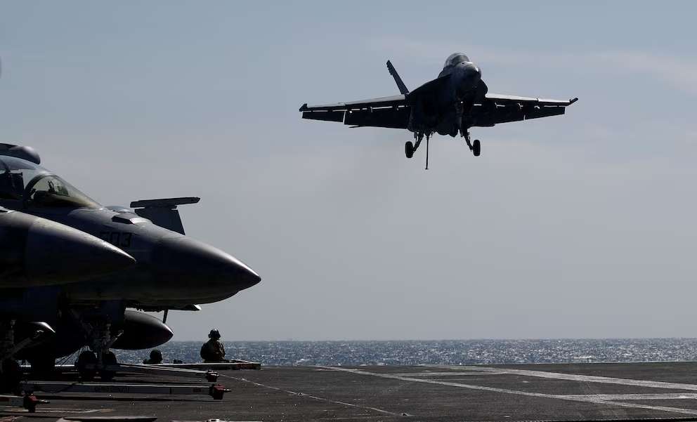 Foto: Infobae - Un F-18 Super Hornet de la marina estadounidense aterrizando en la cubierta de vuelo del USS Nimitz, frente a la costa de Busan, Corea del Sur. 27 de marzo de 2023. (Jeon Heon-kyun/Pool vía REUTERS)