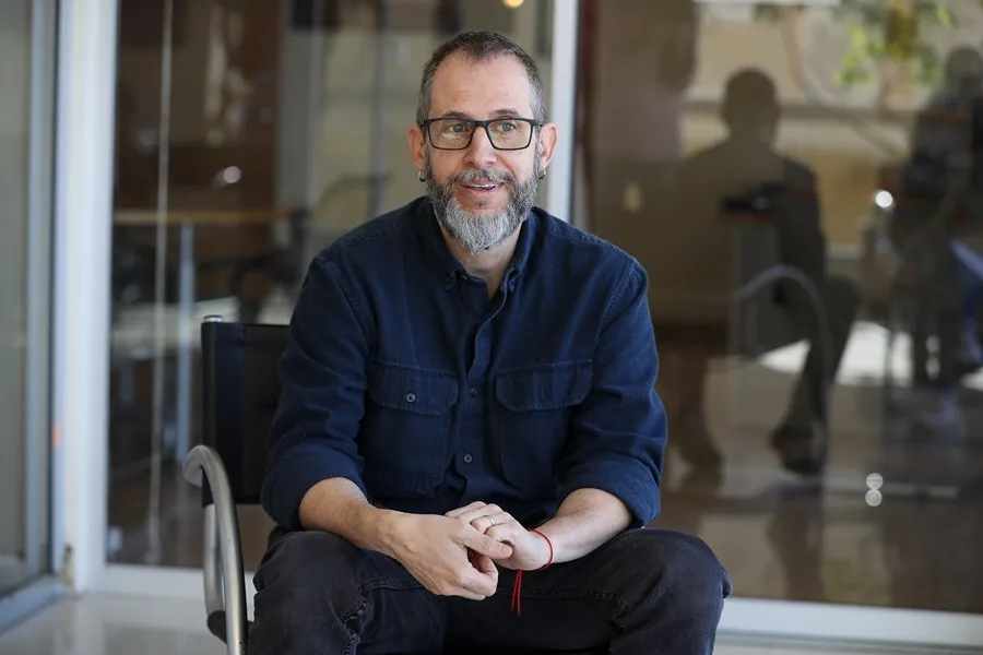 El músico, cantante, compositor y productor ecuatoriano Sergio Sacoto habla durante una entrevista con EFE, el 7 de septiembre de 2023 en Quito (Ecuador). EFE/José Jácome