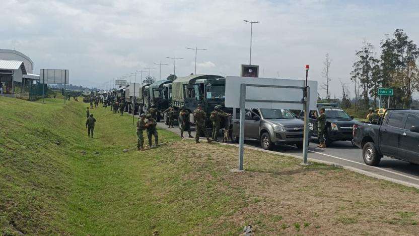 Convoy militar llegó a Ibarra tras enfrentamientos y bloqueos de vías por parte de manifestantes.