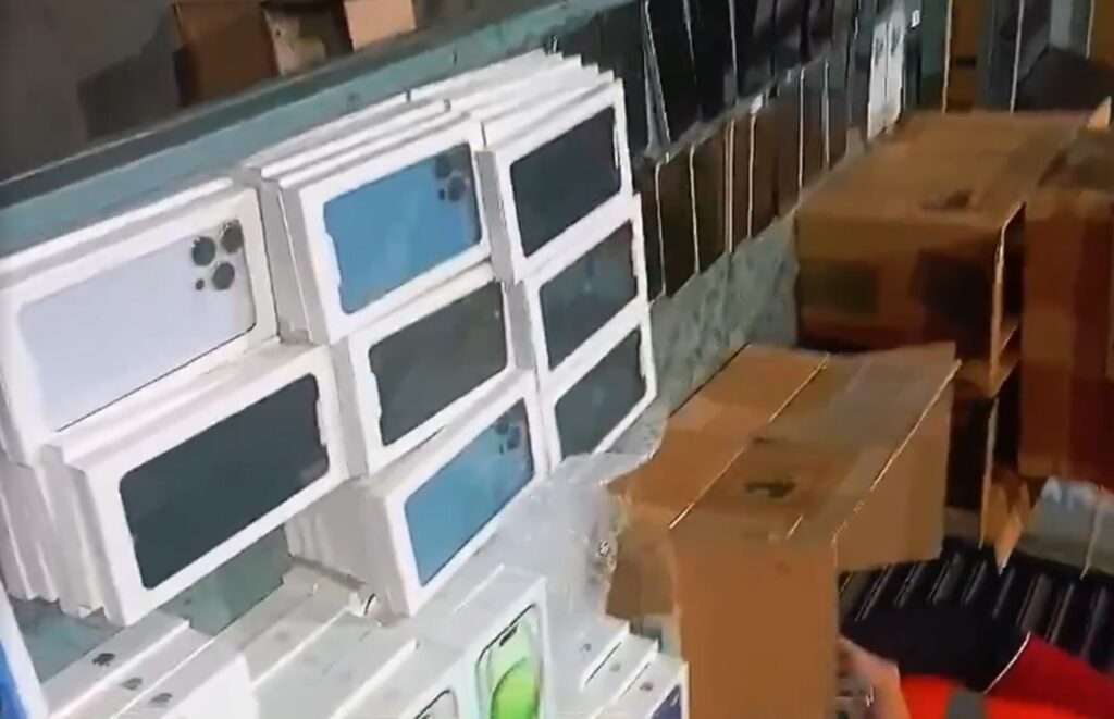 Más de 1.200 teléfonos celulares de alta gama fueron decomisados en el Aeropuerto de Quito.