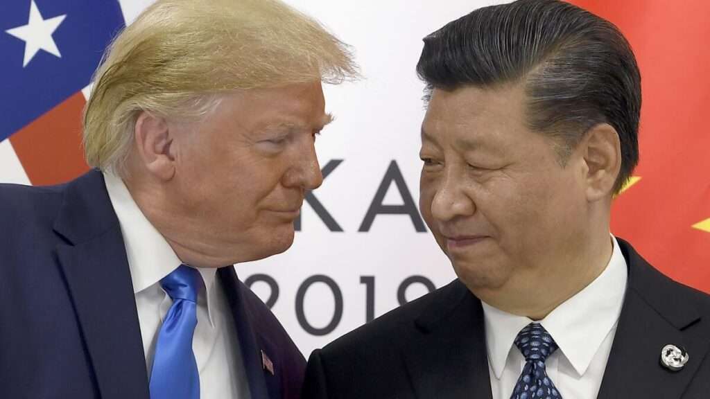 En esta imagen del sábado 29 de junio de 2019 se observa al presidente estadounidense Donald Trump en un encuentro con su homólogo chino Xi Jinping durante una reunión en el marco de la cumbre del G20, en Osaka, Japón. (Susan Walsh / Associated Press)