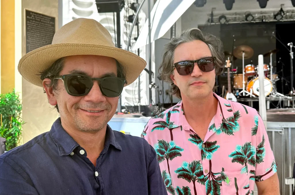 Los integrantes del grupo Bacilos, Jorge Villamizar (i) y André Lopes (d), posan para una fotografía en una entrevista con EFE, en Miami Beach, Florida (EE.UU.). EFE/Alicia Civita