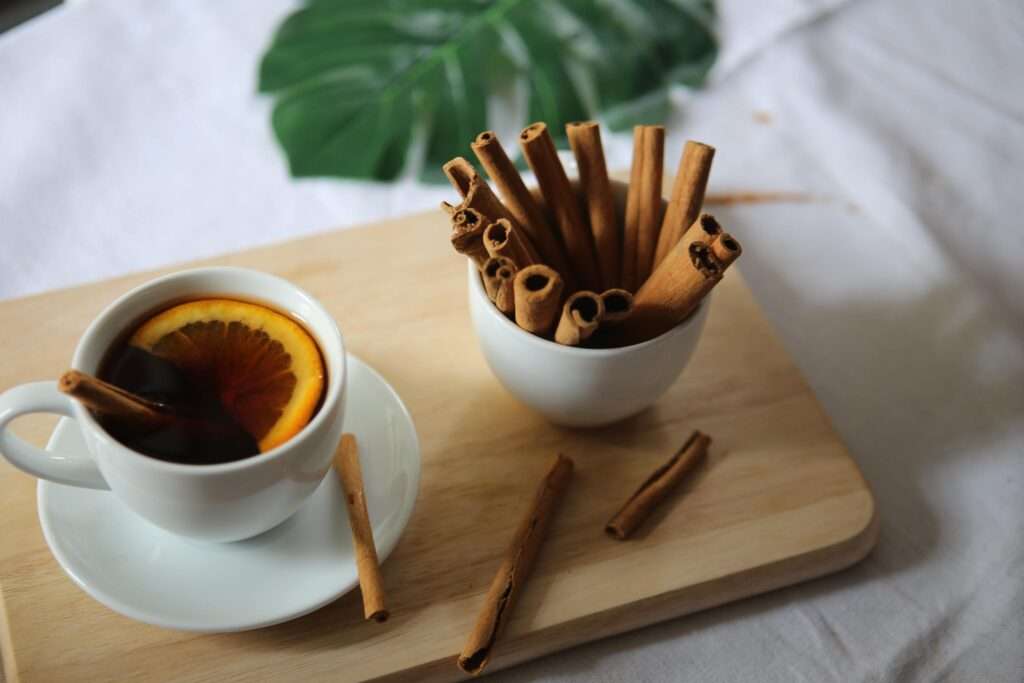 Una infusión en una taza y varias ramas de canela Foto/PEXELS