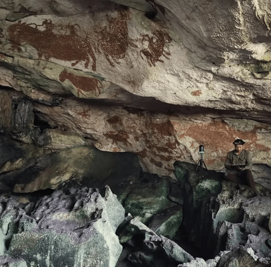 Adhi Agus Oktaviana, uno de los autores del estudio que vio por primera vez las formas de mano en la cueva Metanduna, trabajando en el sitio. Maxime Aubert/Griffith University