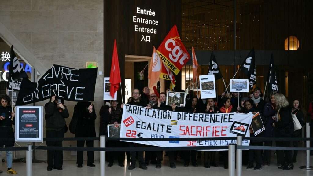 Trabajadores del Museo de Louvre, en París, protestan por las condiciones de trabajo y estructurales del espacio cultural.- Para hacer uso de este contenido cite la fuente y haga un enlace a la nota original en https://www.primicias.ec/entretenimiento/cultura/huelga-museo-louvre-abre-parcialmente-precio-entrada-113066/ Foto: AFP