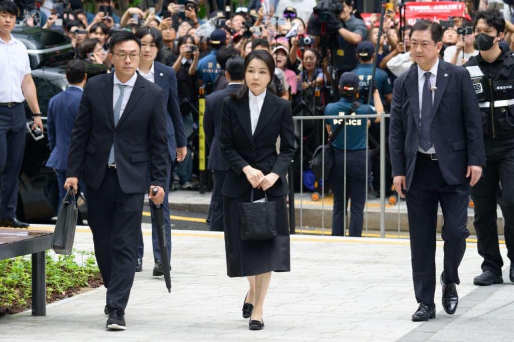 La ex primera dama de Corea del Sur, Kim Keon Hee (C), esposa del expresidente destituido Yoon Suk Yeol, llega a la oficina del fiscal especial en Seúl el 6 de agosto de 2025 | Foto: ANTHONY WALLACE / AFP