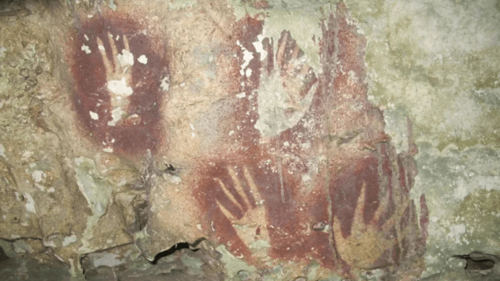 Los humanos prehistóricos han estado haciendo formas distintivas de manos en cuevas de Sulawesi durante decenas de miles de años. Aquí se muestra un ejemplo sin fechar de Leang Jarie, Maros, Sulawesi. La plantilla de mano detallada en el nuevo estudio se dejó en una pared de cueva diferente y se realizó hace al menos 67.800 años. Ahdi Agus Oktaviana/Griffith University
