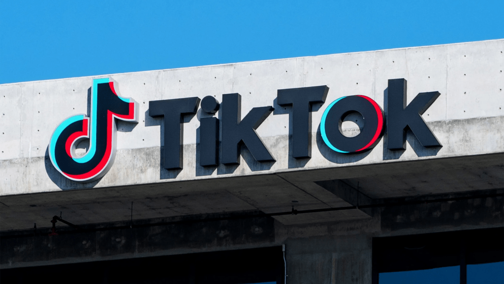 La subcontratación de moderadores de contenido en Kenia por parte de TikTok podría llevar a la red social a una demanda por violación de derechos laborales.AaronP/Getty Images