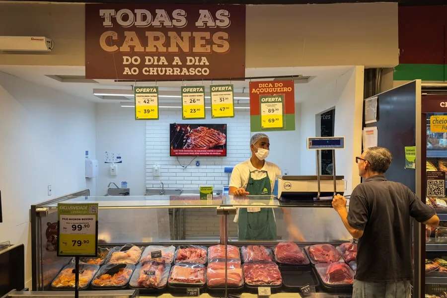 Fotografía de una persona comprando carne en un supermercado en São Paulo, en una imagen de archivo. EFE/Isaac Fontana