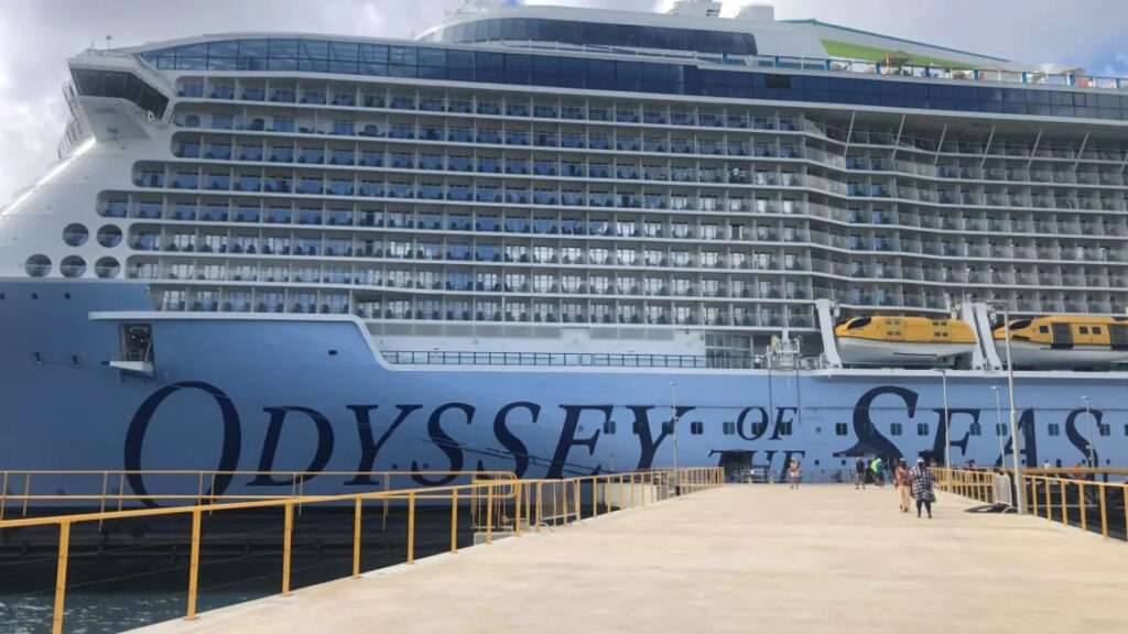 Crucero de Royal Caribbean no pudo ingresar a dos naciones insulares debido a un brote de covid-19. FOTO: CNN