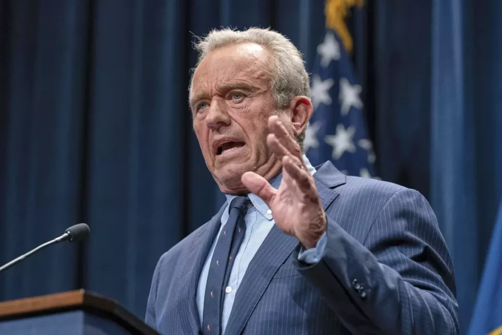 El secretario de Salud y Servicios Humanos de Estados Unidos, Robert F. Kennedy Jr., habla en una conferencia de prensa sobre el informe acerca del autismo emitido por los Centros para el Control y la Prevención de Enfermedades (CDC, por sus siglas en inglés), en el auditorio del edificio Hubert Humphrey, el miércoles 16 de abril de 2025, en Washington. (Jose Luis Magana / Associated Press)