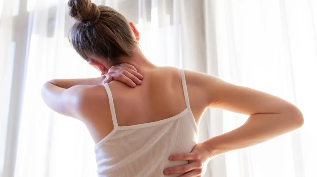 La posición estática sentados delante del ordenador es una de las principales causas de los dolores musculares / Imagen: Adobe Stock
