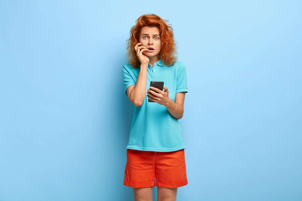 <a href="https://www.freepik.es/foto-gratis/mujer-pelirroja-descontenta-descontenta-conmocionada-no-recibir-confirmacion-correo-electronico-sostiene-telefono-celular-moderno_12349917.htm#fromView=keyword&page=20&position=35&uuid=3bcd5ab2-8a6a-4447-bf88-881147c3db8a&query=Mujer+celular+triste">Imagen de wayhomestudio en Freepik</a>