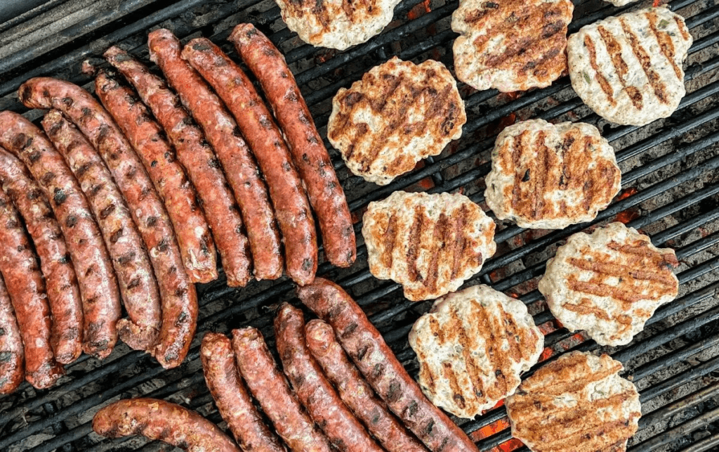 La carne procesada, que abarca productos como embutidos, salchichas, hamburguesas y carnes curadas o ahumadas, ha sido categorizada por la OMS como un carcinógeno del Grupo 1. Unsplash.