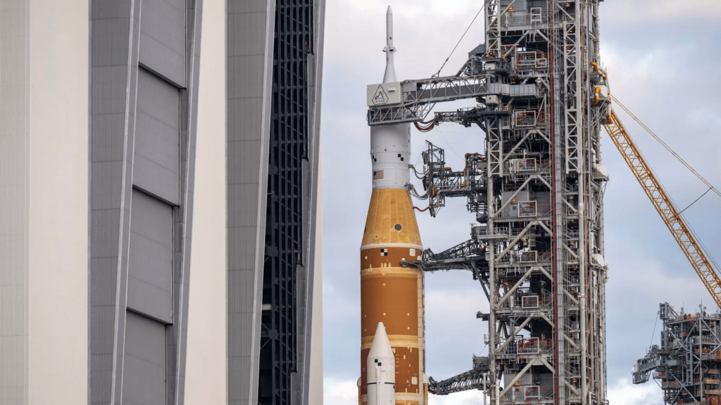 La nave espacial Orión de la NASA, que se encuentra sobre el cohete del Sistema de Lanzamiento Espacial para el despegue, se ve en el Centro Espacial Kennedy en Florida el 17 de enero. Keegan Barber/NASA
