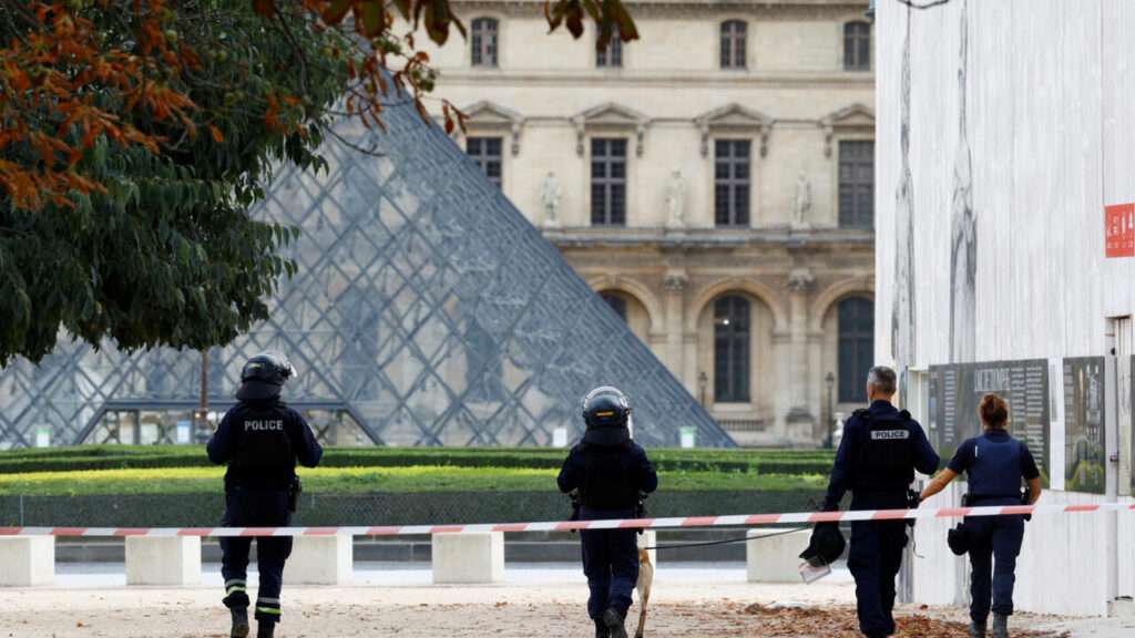 Agentes de la policía francesa patrullan frente al museo del Louvre, cerrado por razones de seguridad, en París, mientras el gobierno francés pone a la nación en su estado de alerta máxima tras un ataque mortal con cuchillo en el norte de Francia, 14 de octubre de 2023. © Reuters-Sarah Meyssonnier