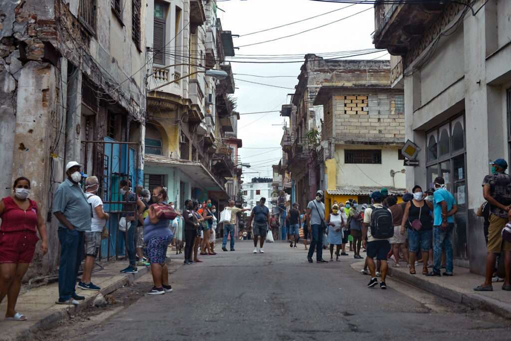 Cola para comprar comida en La Habana.AFP
