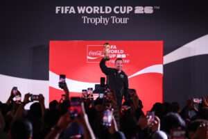 Alessandro del Piero sostiene el trofeo en la ceremonia del 3 de enero en Riyadh, Arabia Saudita. Foto: AFP. 