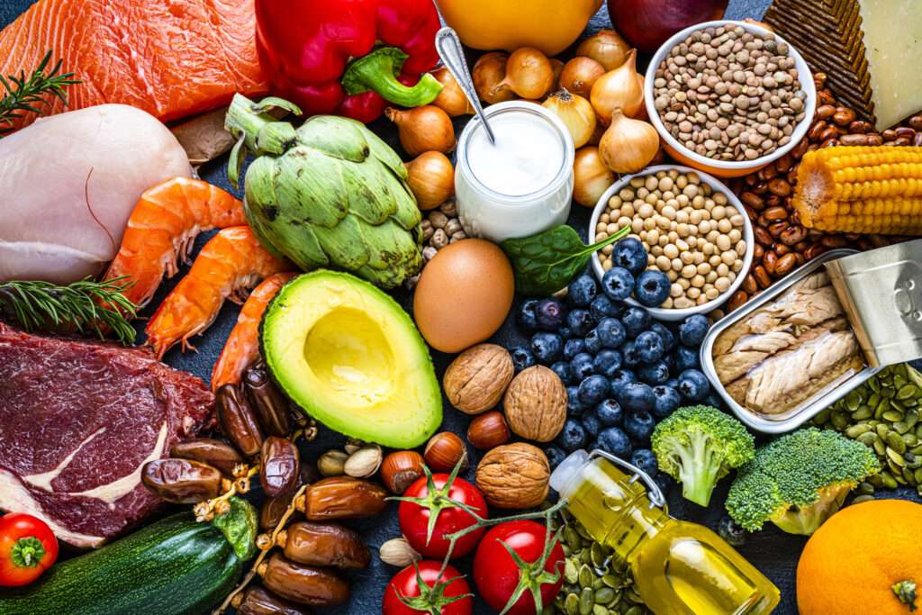 Grupo de comidas saludables y variadas sobre una superficie (Foto vía Getty Images) / fcafotodigital