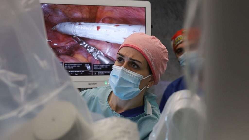 Un momento de la cirugía de transposición uterina llevada a cabo en el Hospital del Mar. / HOSPITAL DEL MAR
