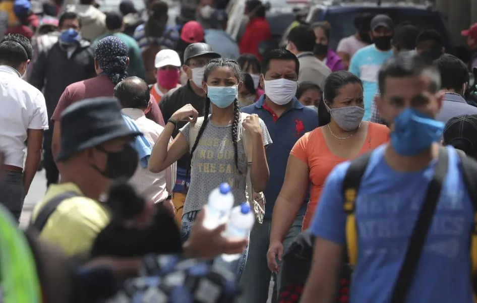 Personas con mascarillas caminan por el centro de Quito, Ecuador, en medio de la pandemia del nuevo coronavirus, el lunes 29 de junio de 2020. © 2020 AP Photo/Dolores Ochoa
