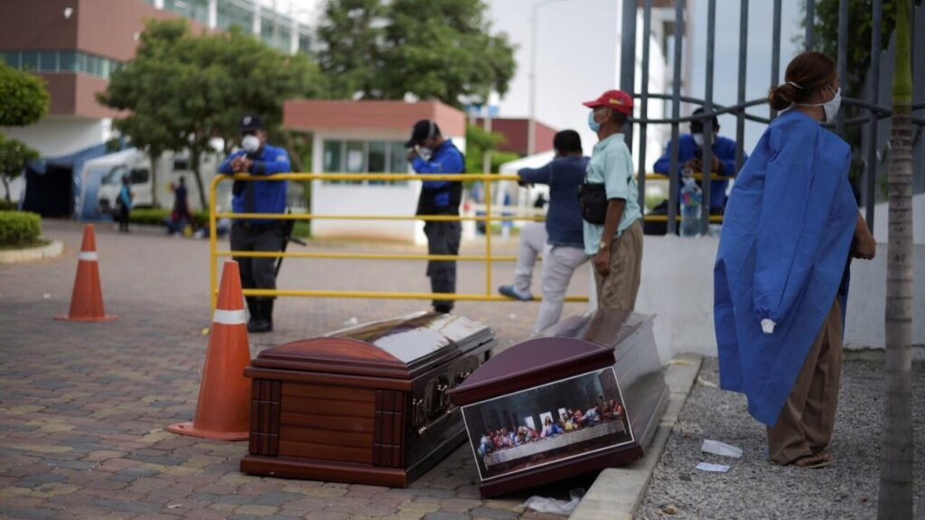 La ciudad de Guayaquil es el epicentro del Covid-19 en Ecuador. En ese lugar, muchas familias han tenido que esperar días para sepultar a los fallecidos, debido a las estrictas restricciones de circulación impuestas por las autoridades. 1 de abril de 2020. © Reuters