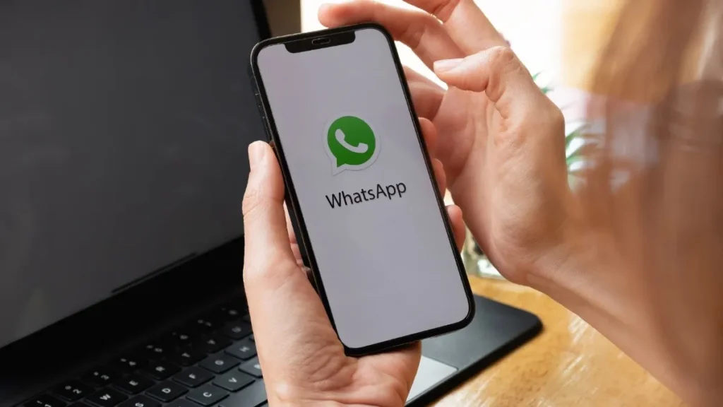 Foto referential, mujer con telefono en la mano. (Canva)