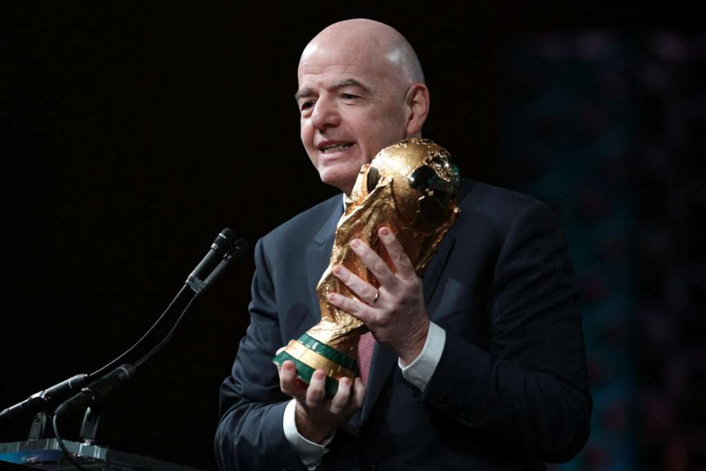 Gianni Infantino (presidente de la FIFA) sosteniendo la Copa Mundial de la FIFA. Foto: AFP.
