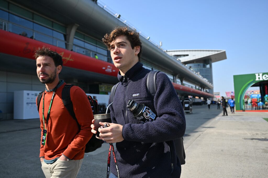 El 12 de marzo Colapinto arribó a Shanghai para el Gran Premio de China. Foto: AFP.