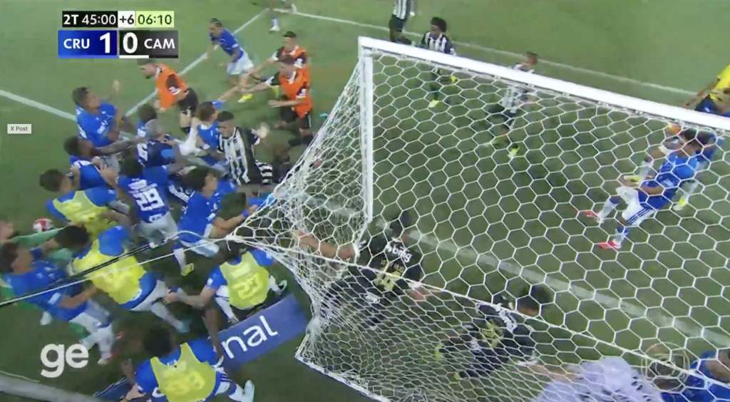 Pelea masiva en la final: Cruzeiro vs. Mineiro. Foto: Onefootball.